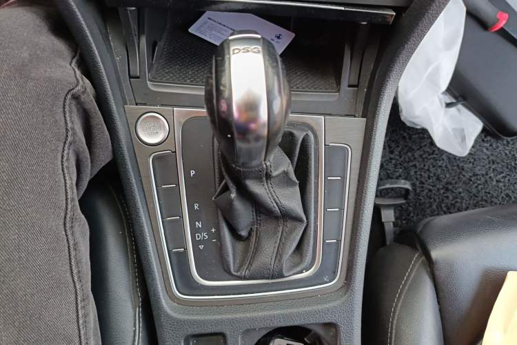 Used Volkswagen Golf 2016 230TSI Automatic Luxury Version Gear Lever