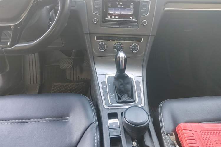Used Volkswagen Golf 2016 230TSI Automatic Comfort Version Gear Lever
