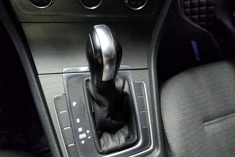 Used Volkswagen Golf 2016 1.6L Automatic Comfort Model Gear Lever