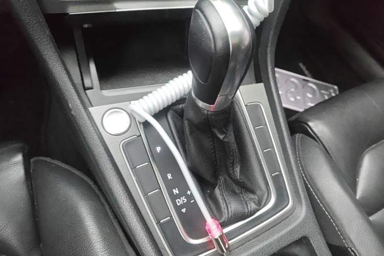 Used Volkswagen Golf 2016 230TSI Automatic Luxury Version Gear Lever