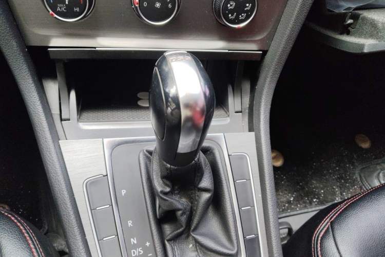 Used Volkswagen Golf 2016 230TSI Automatic Comfort Version Gear Lever