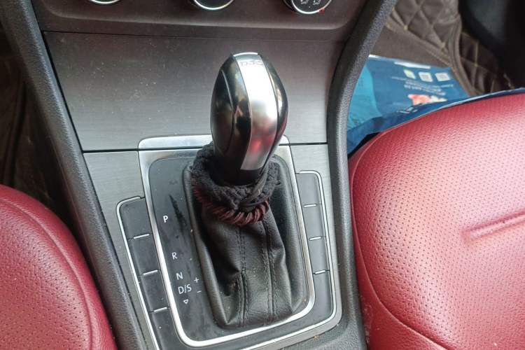 Used Volkswagen Golf 2016 230TSI Automatic Comfort Version Gear Lever
