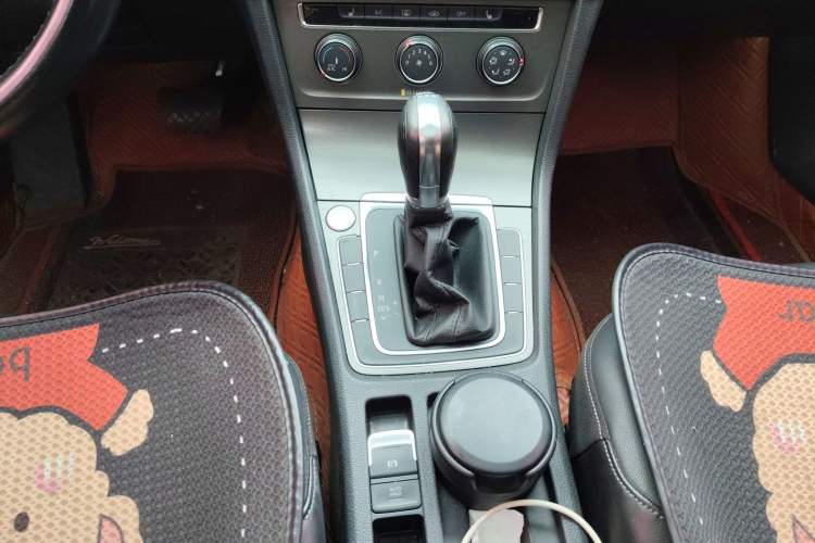 Used Volkswagen Golf 2016 230TSI Automatic Luxury Version Gear Lever