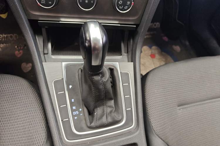 Used Volkswagen Golf 2016 1.6L Automatic Comfort Model Gear Lever