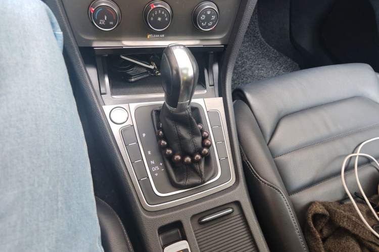 Used Volkswagen Golf 2016 230TSI Automatic Luxury Version Gear Lever