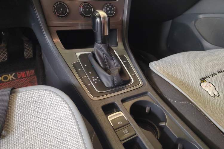 Used Volkswagen Golf 2016 1.6L Automatic Fashion Model Gear Lever