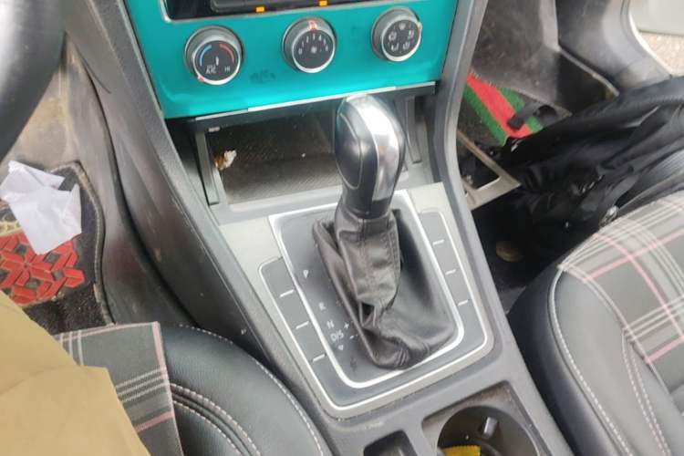 Used Volkswagen Golf 2016 230TSI Automatic Comfort Version Gear Lever