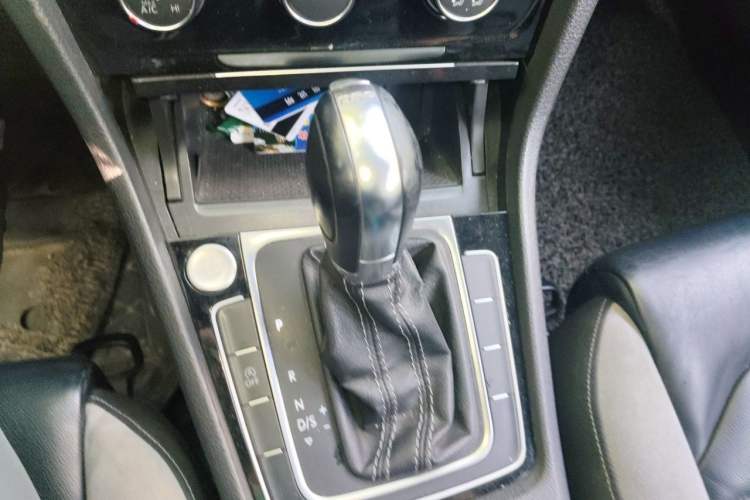 Used Volkswagen Golf 2016 1.4TSI Automatic R-Line Gear Lever