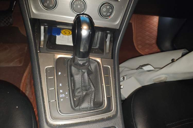 Used Volkswagen Golf 2016 230TSI Automatic Comfort Version Gear Lever