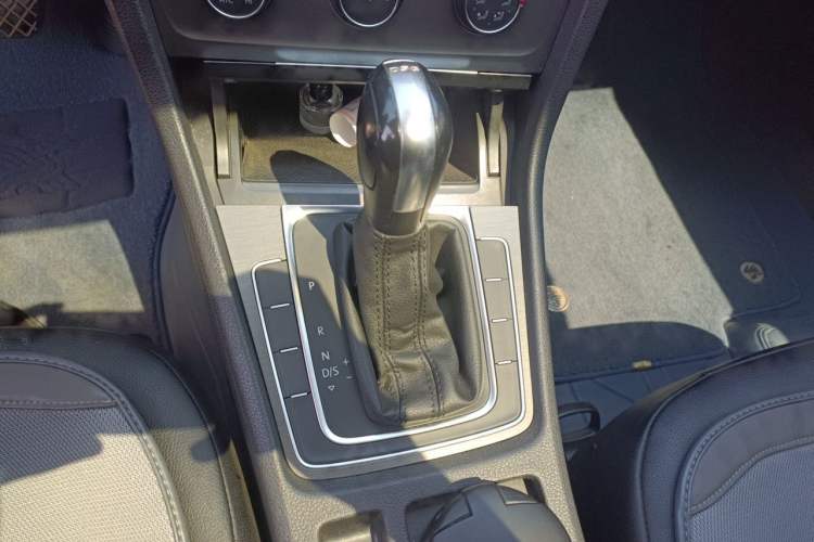 Used Volkswagen Golf 2016 230TSI Automatic Comfort Version Gear Lever