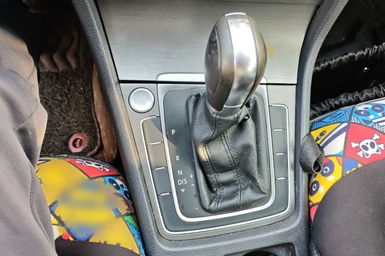 Used Volkswagen Golf 2016 230TSI Automatic Luxury Version Gear Lever