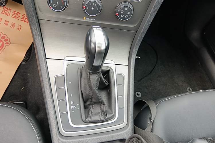 Used Volkswagen Golf 2016 230TSI Automatic Comfort Version Gear Lever