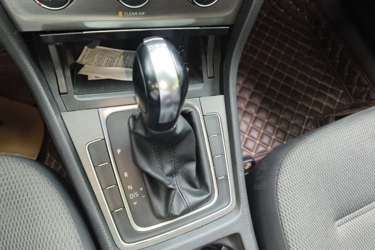 Used Volkswagen Golf 2016 230TSI Automatic Comfort Version Gear Lever