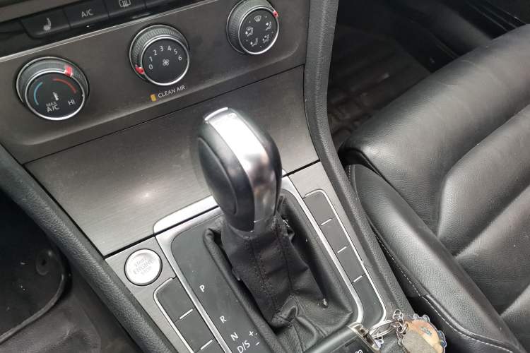 Used Volkswagen Golf 2016 230TSI Automatic Luxury Version Gear Lever
