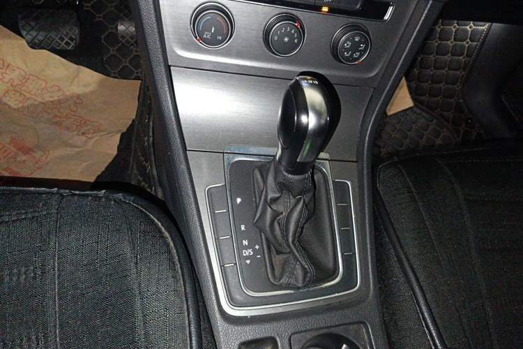 Used Volkswagen Golf 2016 230TSI Automatic Comfort Version Gear Lever