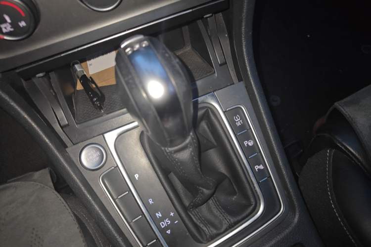 Used Volkswagen Golf 2016 230TSI Automatic Luxury Version Gear Lever