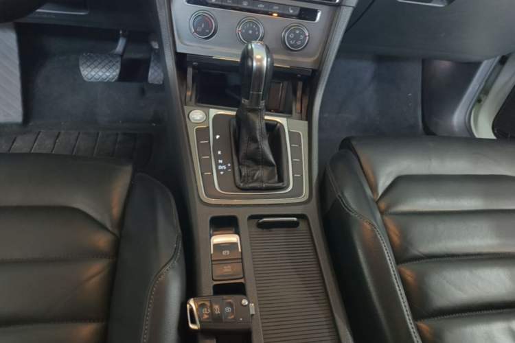Used Volkswagen Golf 2016 230TSI Automatic Luxury Version Gear Lever