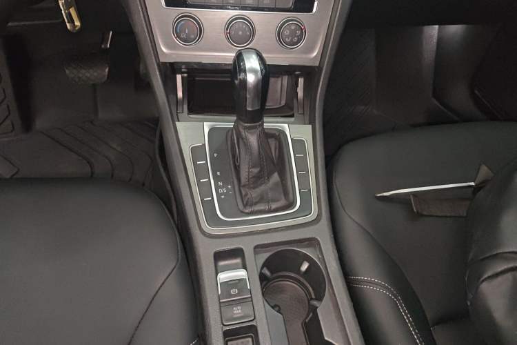 Used Volkswagen Golf 2016 1.6L Automatic Comfort Model Gear Lever
