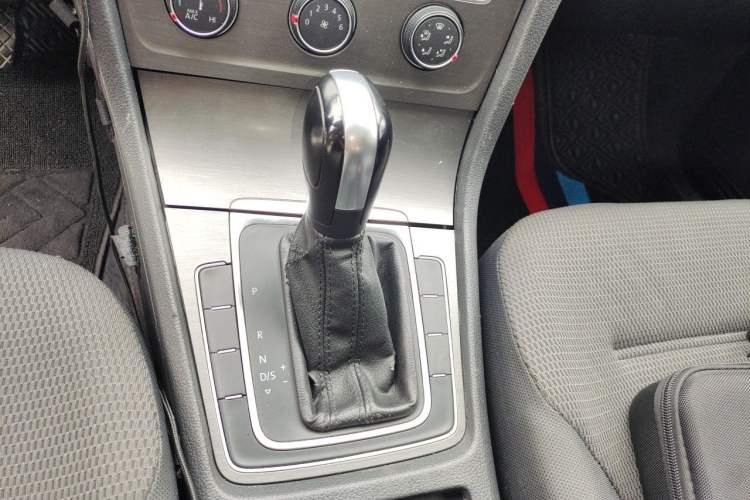 Used Volkswagen Golf 2016 1.6L Automatic Comfort Model Gear Lever