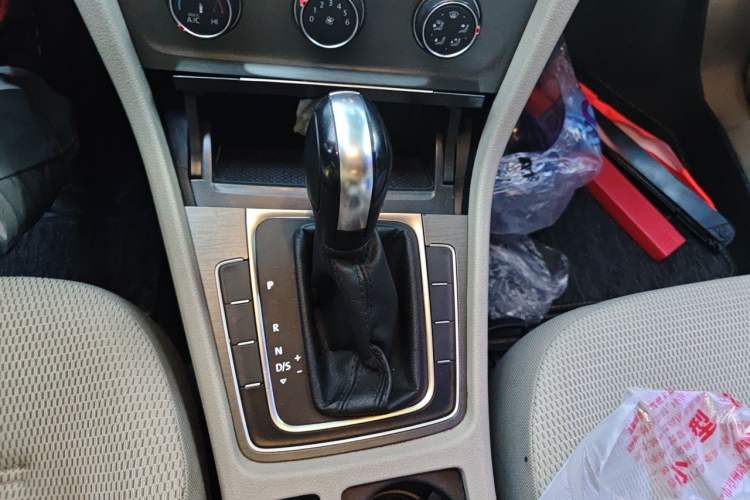 Used Volkswagen Golf 2016 1.6L Automatic Comfort Model Gear Lever