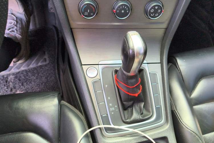 Used Volkswagen Golf 2016 230TSI Automatic Luxury Version Gear Lever