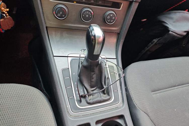 Used Volkswagen Golf 2016 230TSI Automatic Comfort Version Gear Lever