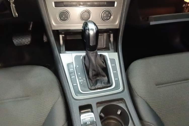 Used Volkswagen Golf 2016 1.6L Automatic Comfort Model Gear Lever