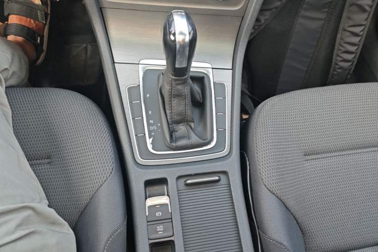 Used Volkswagen Golf 2016 230TSI Automatic Comfort Version Gear Lever