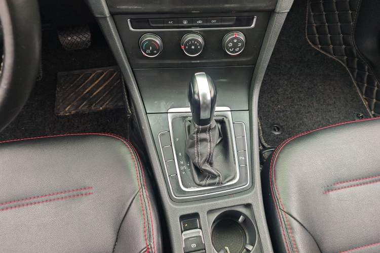 Used Volkswagen Golf 2016 1.6L Automatic Comfort Model Gear Lever