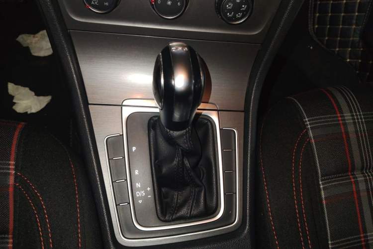 Used Volkswagen Golf 2016 230TSI Automatic Comfort Version Gear Lever