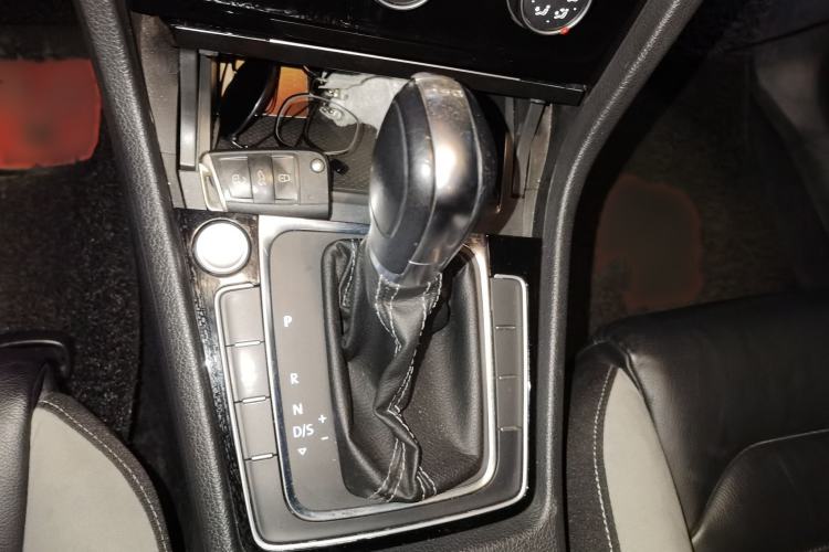 Used Volkswagen Golf 2016 1.4TSI Automatic R-Line Gear Lever