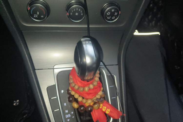 Used Volkswagen Golf 2016 230TSI Automatic Comfort Version Gear Lever