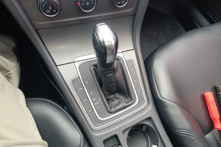 Used Volkswagen Golf 2016 230TSI Automatic Comfort Version Gear Lever