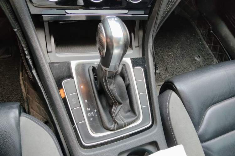 Used Volkswagen Golf 2016 1.4TSI Automatic R-Line Gear Lever