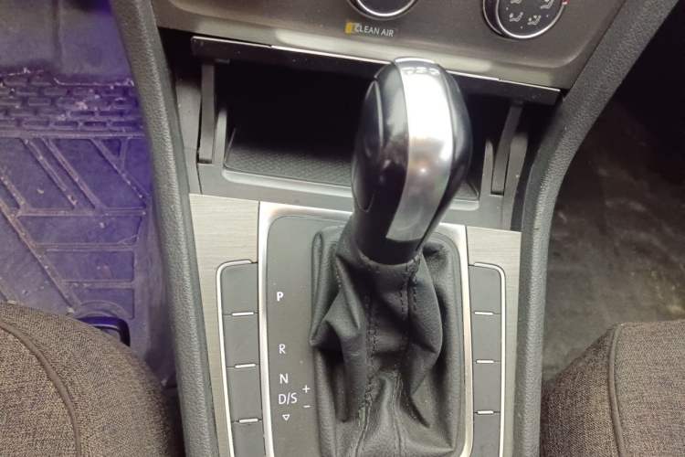 Used Volkswagen Golf 2016 230TSI Automatic Comfort Version Gear Lever