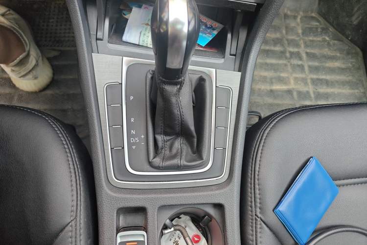 Used Volkswagen Golf 2016 230TSI Automatic Comfort Version Gear Lever