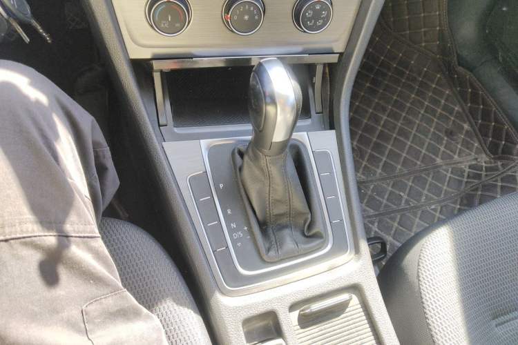 Used Volkswagen Golf 2016 1.6L Automatic Comfort Model Gear Lever