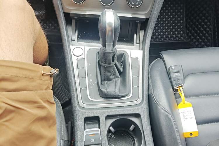 Used Volkswagen Golf 2016 230TSI Automatic Luxury Version Gear Lever