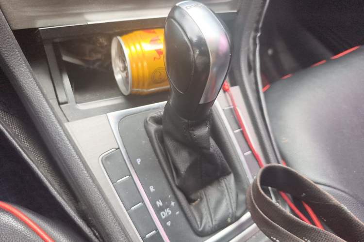 Used Volkswagen Golf 2016 230TSI Automatic Comfort Version Gear Lever