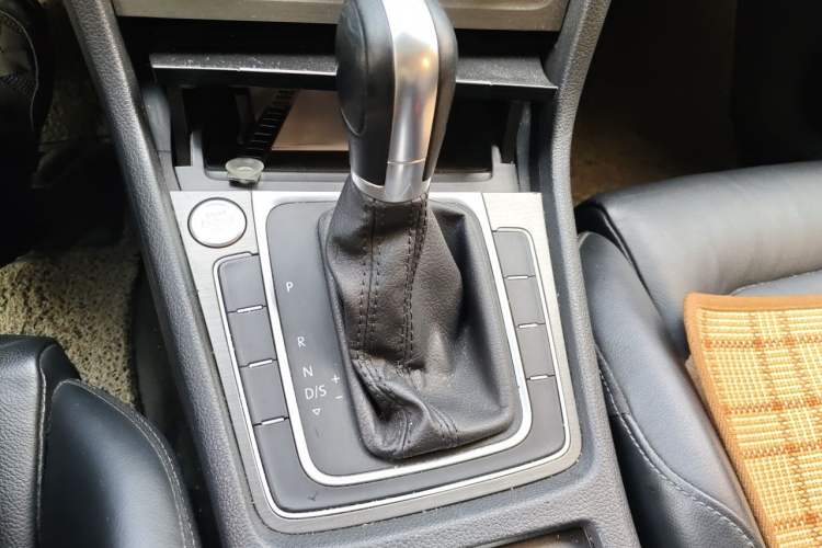 Used Volkswagen Golf 2016 230TSI Automatic Luxury Version Gear Lever