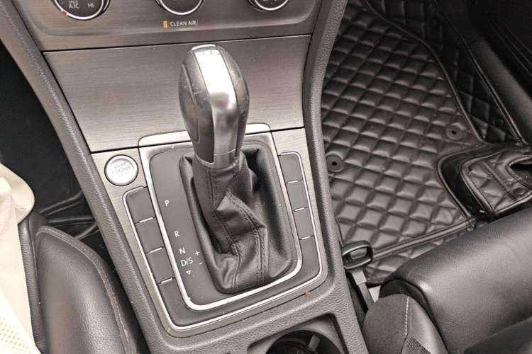 Used Volkswagen Golf 2016 230TSI Automatic Luxury Version Gear Lever