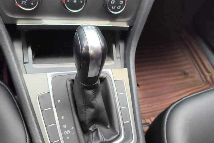 Used Volkswagen Golf 2016 230TSI Automatic Comfort Version Gear Lever