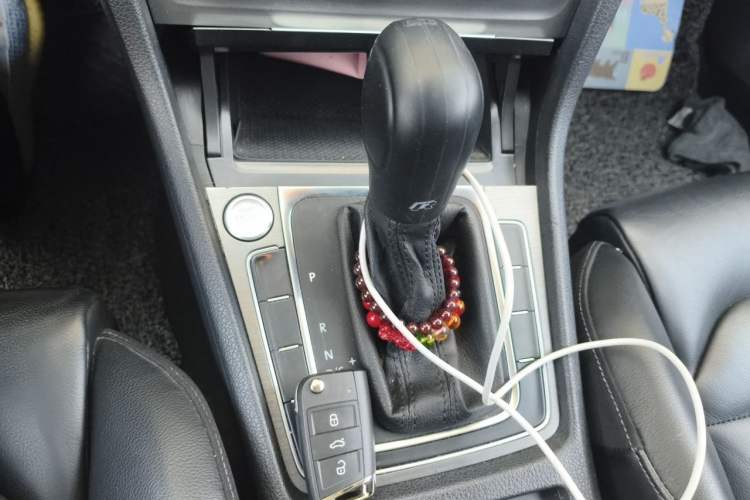 Used Volkswagen Golf 2016 230TSI Automatic Luxury Version Gear Lever