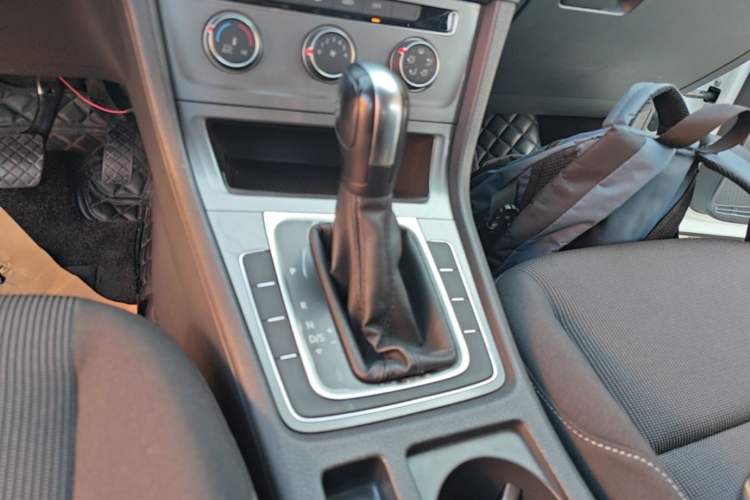 Used Volkswagen Golf 2016 1.6L Automatic Fashion Model Gear Lever