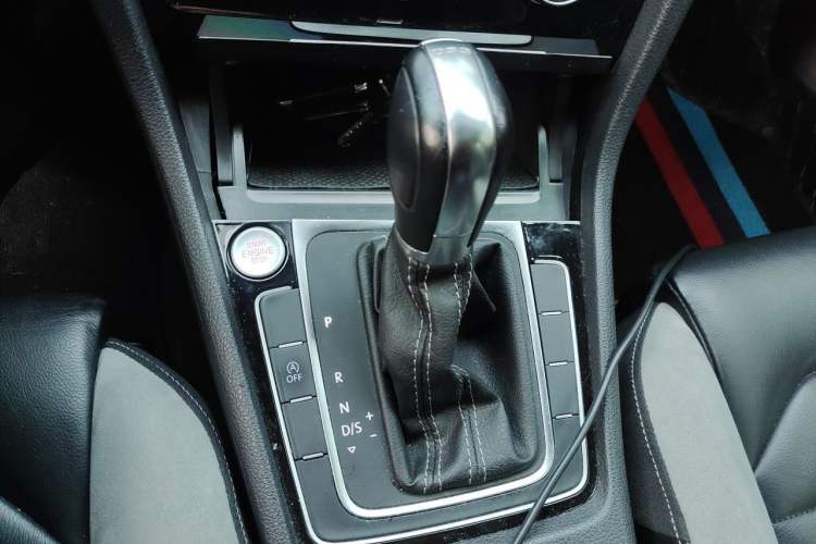 Used Volkswagen Golf 2016 1.4TSI Automatic R-Line Gear Lever