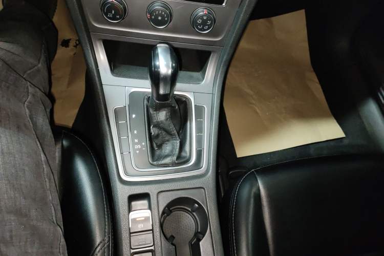 Used Volkswagen Golf 2016 1.6L Automatic Fashion Model Gear Lever