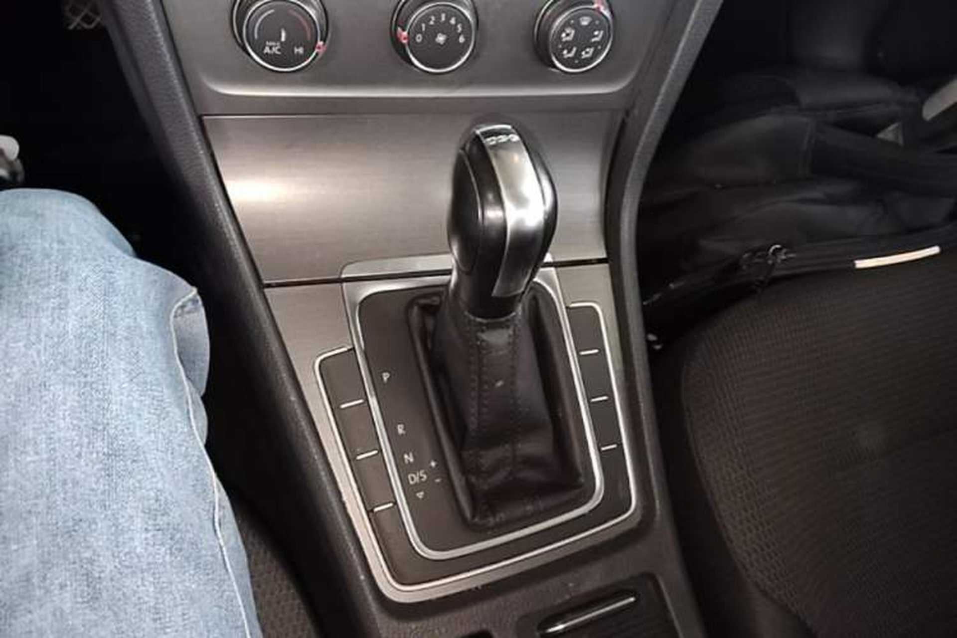 Used Volkswagen Golf 2016 230TSI Automatic Comfort Version Gear Lever