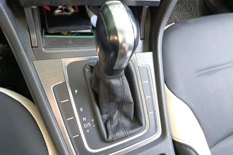 Used Volkswagen Golf 2016 230TSI Automatic Comfort Version Gear Lever