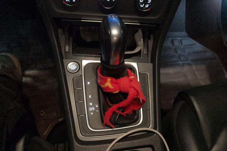 Used Volkswagen Golf 2016 230TSI Automatic Luxury Version Gear Lever