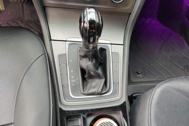 Used Volkswagen Golf 2016 230TSI Automatic Comfort Version Gear Lever